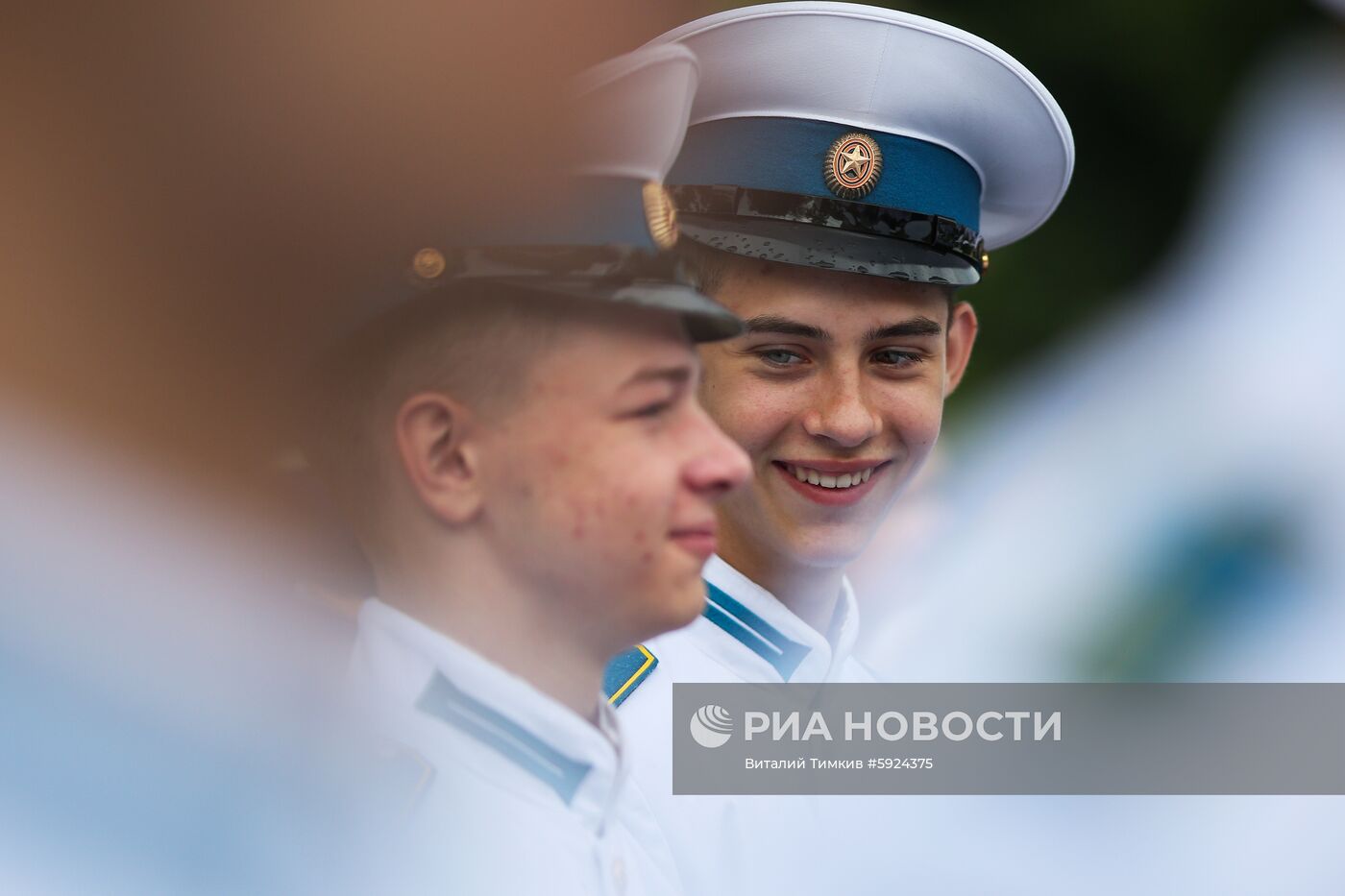 Празднование школьных выпускных в городах России