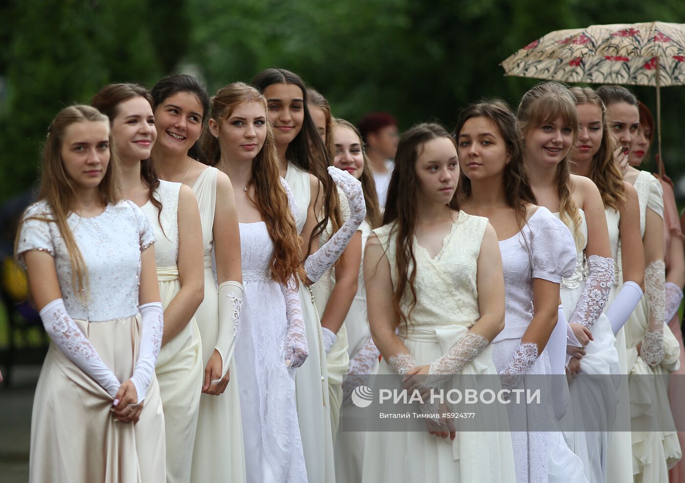 Празднование школьных выпускных в городах России