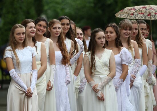 Празднование школьных выпускных в городах России