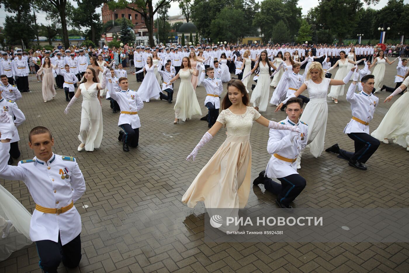 Празднование школьных выпускных в городах России