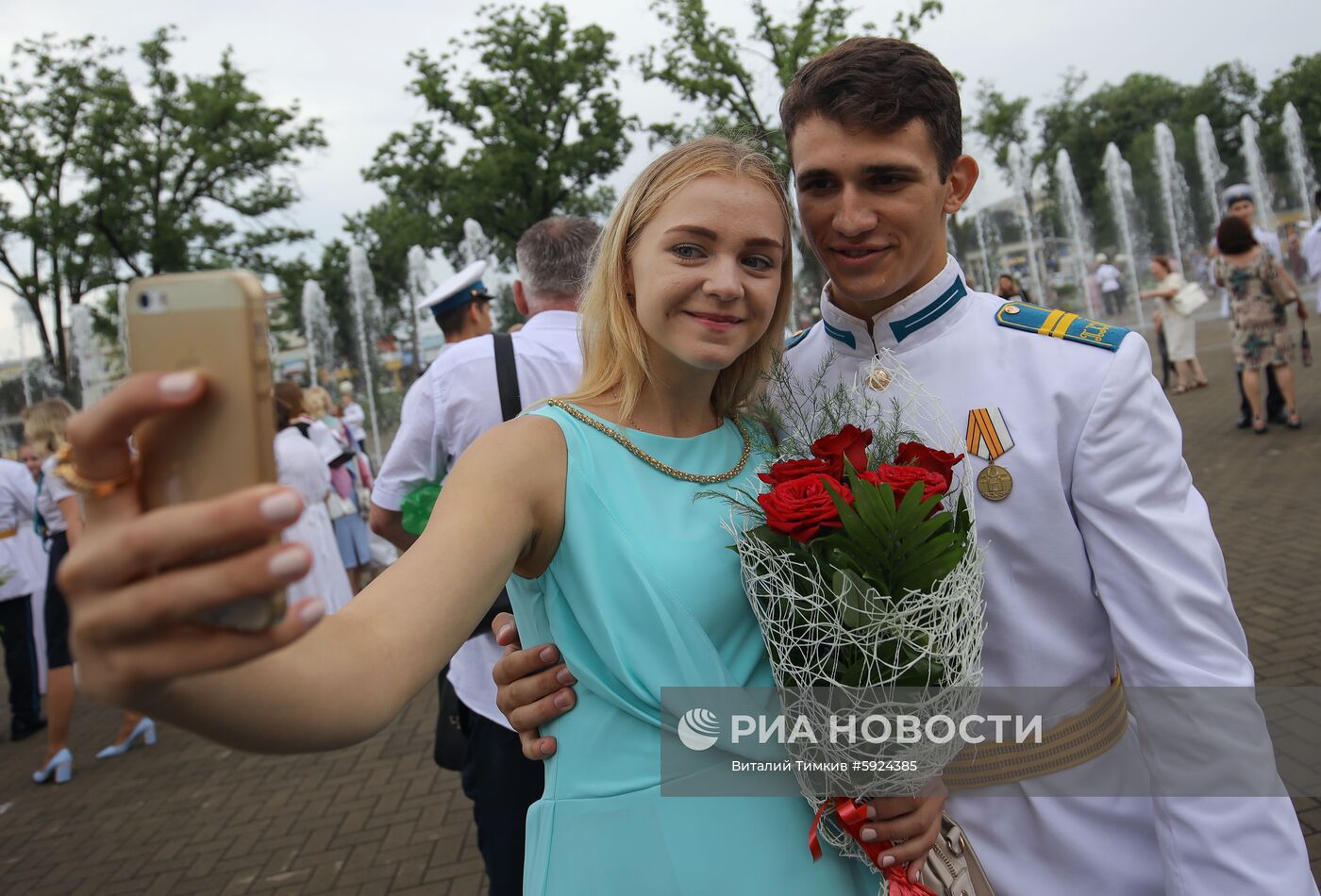 Празднование школьных выпускных в городах России