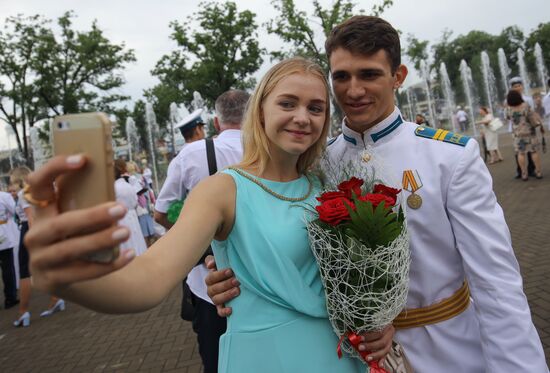 Празднование школьных выпускных в городах России