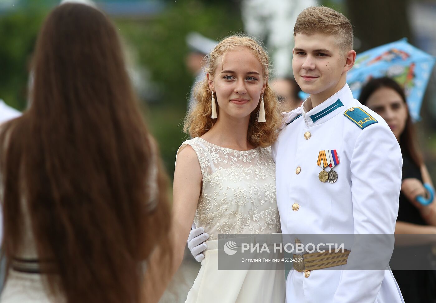 Празднование школьных выпускных в городах России