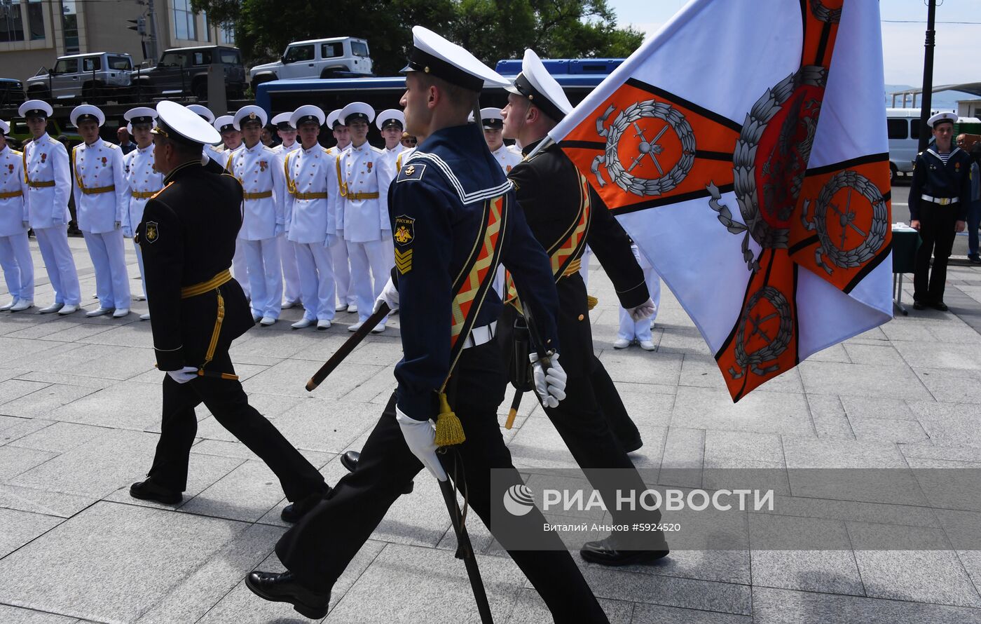 Празднование школьных выпускных в городах России
