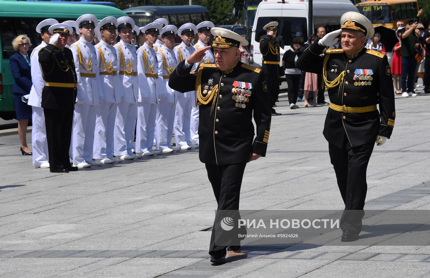 Празднование школьных выпускных в городах России