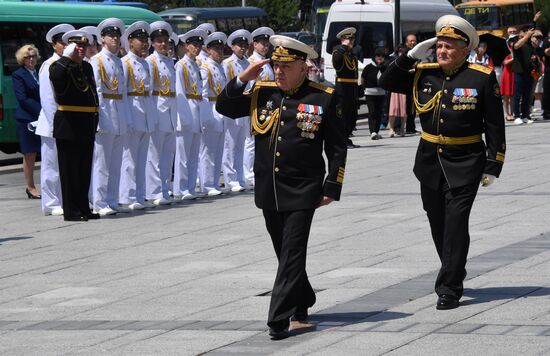 Празднование школьных выпускных в городах России