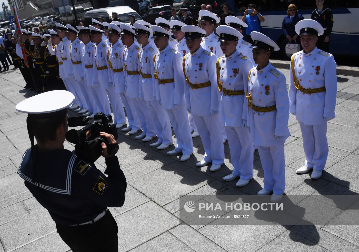 Празднование школьных выпускных в городах России