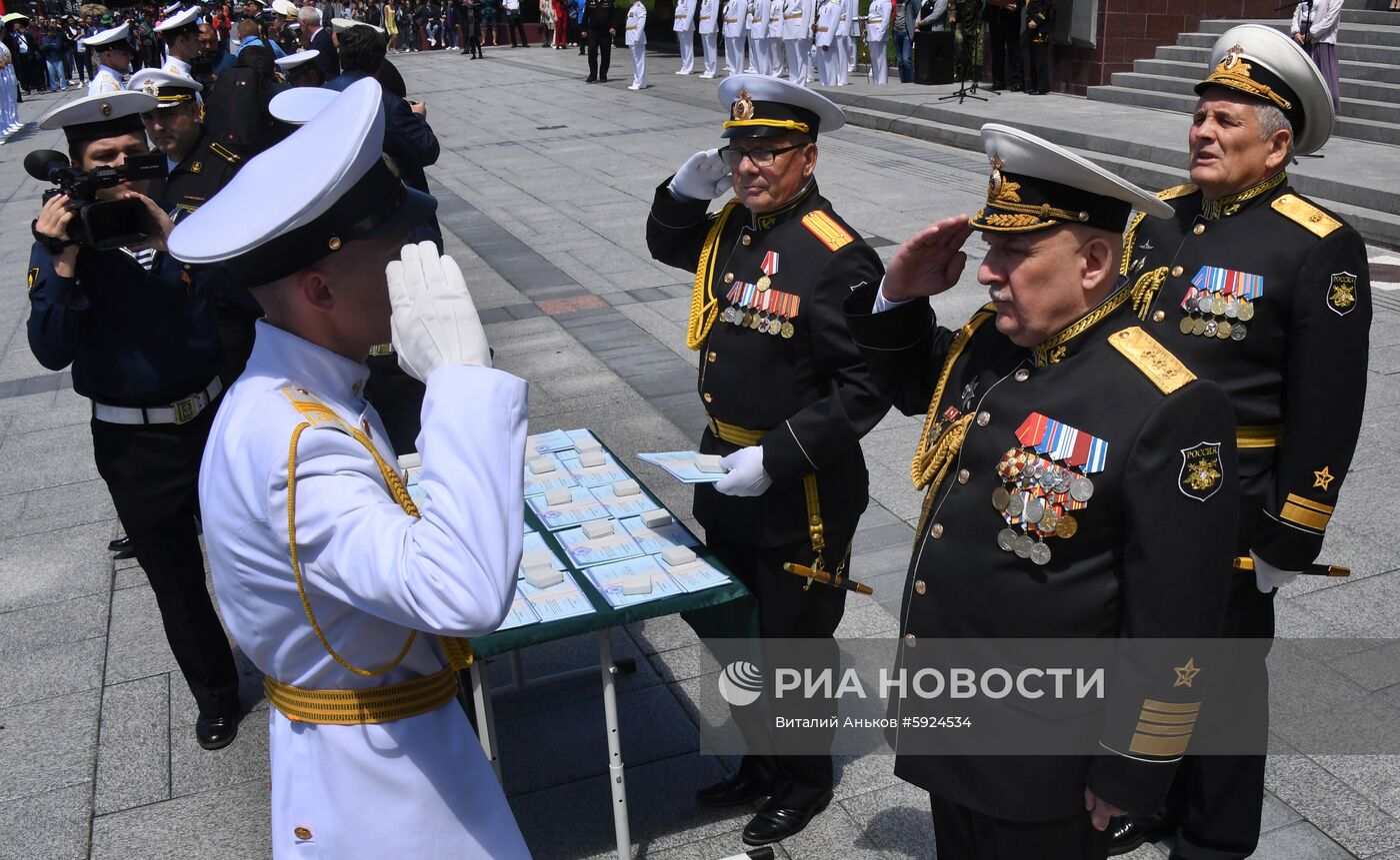 Празднование школьных выпускных в городах России