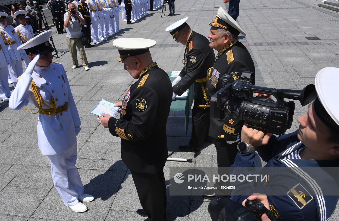 Празднование школьных выпускных в городах России