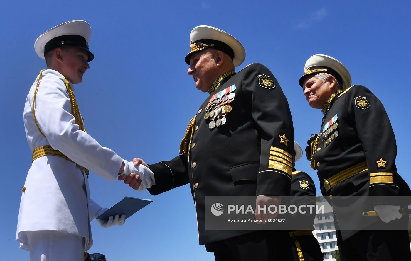 Празднование школьных выпускных в городах России