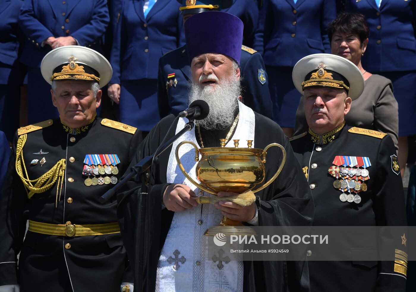 Празднование школьных выпускных в городах России