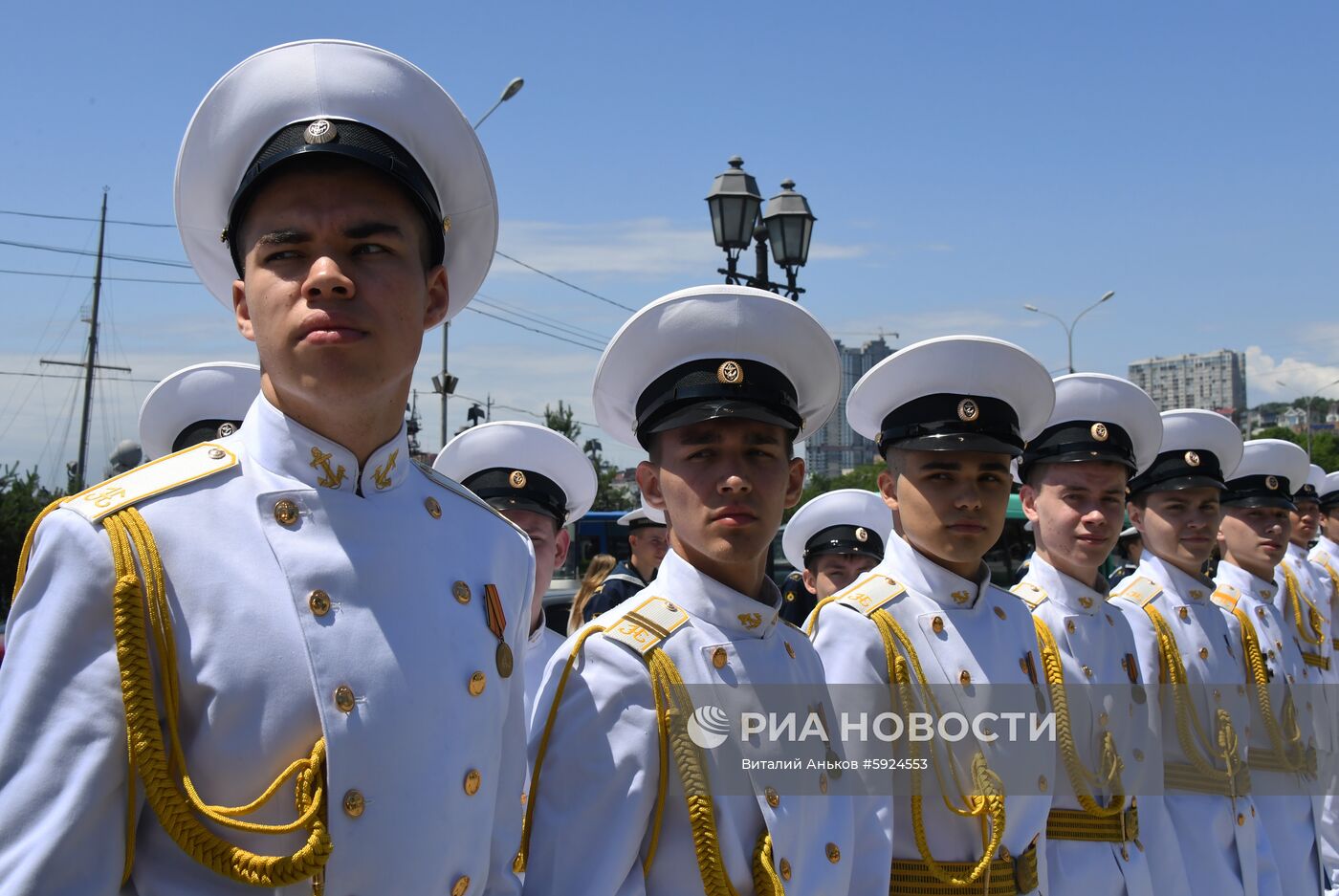 Празднование школьных выпускных в городах России