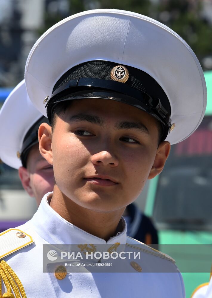 Курсанты на торжественной церемонии первого выпуска в Нахимовском военно-морском училище во Владивостоке. Место: Россия, Приморский край, Владивосток. Автор: Виталий Аньков/РИА Новости. Празднование школьных выпускных в городах России