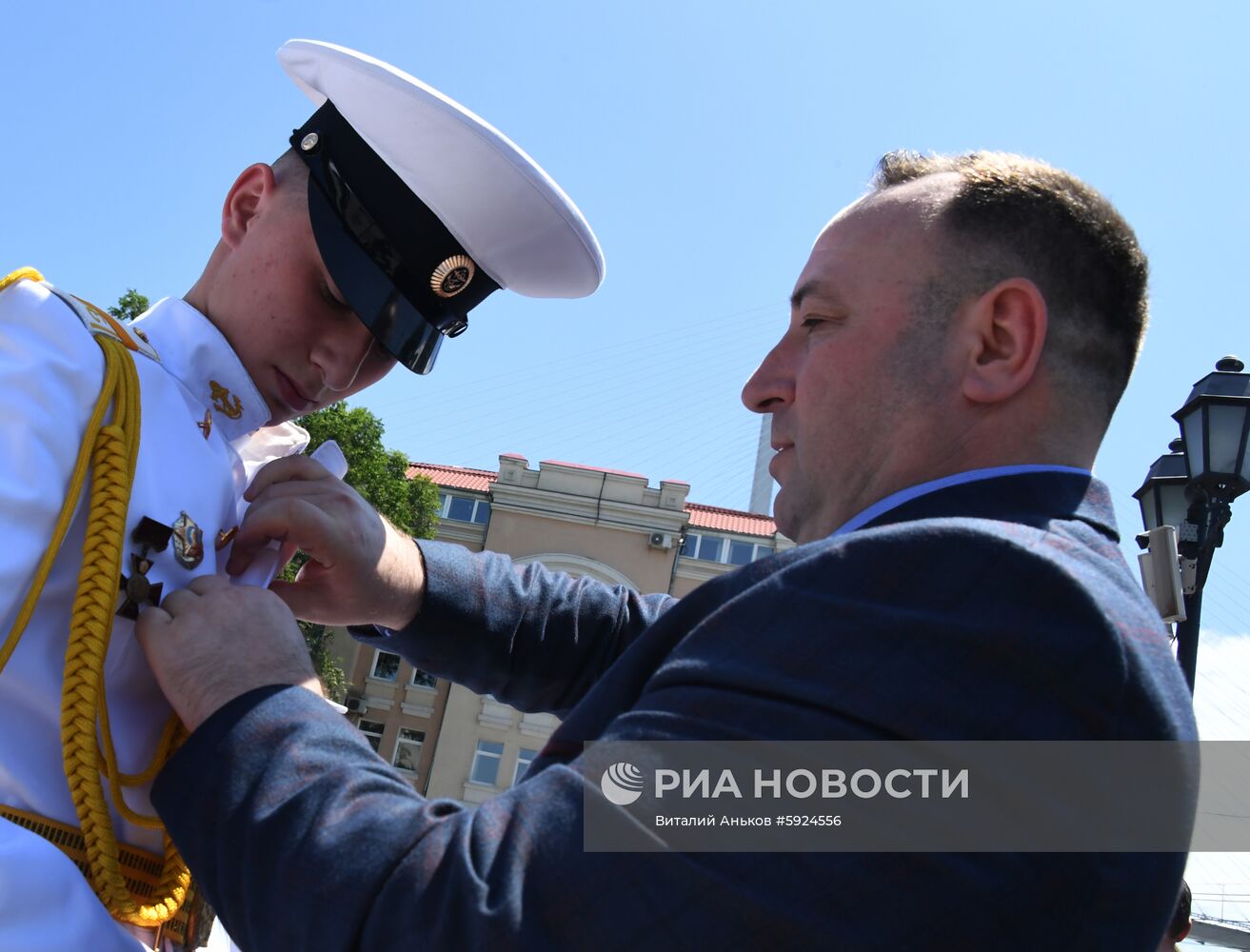 Празднование школьных выпускных в городах России