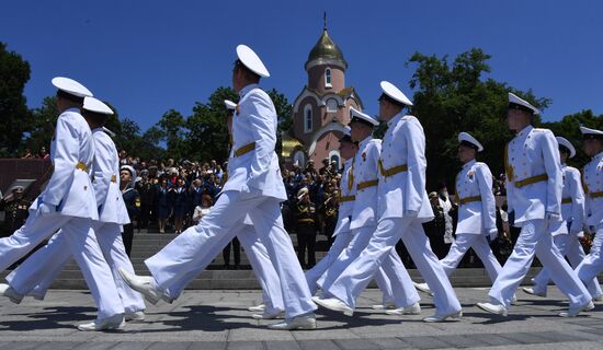 Празднование школьных выпускных в городах России