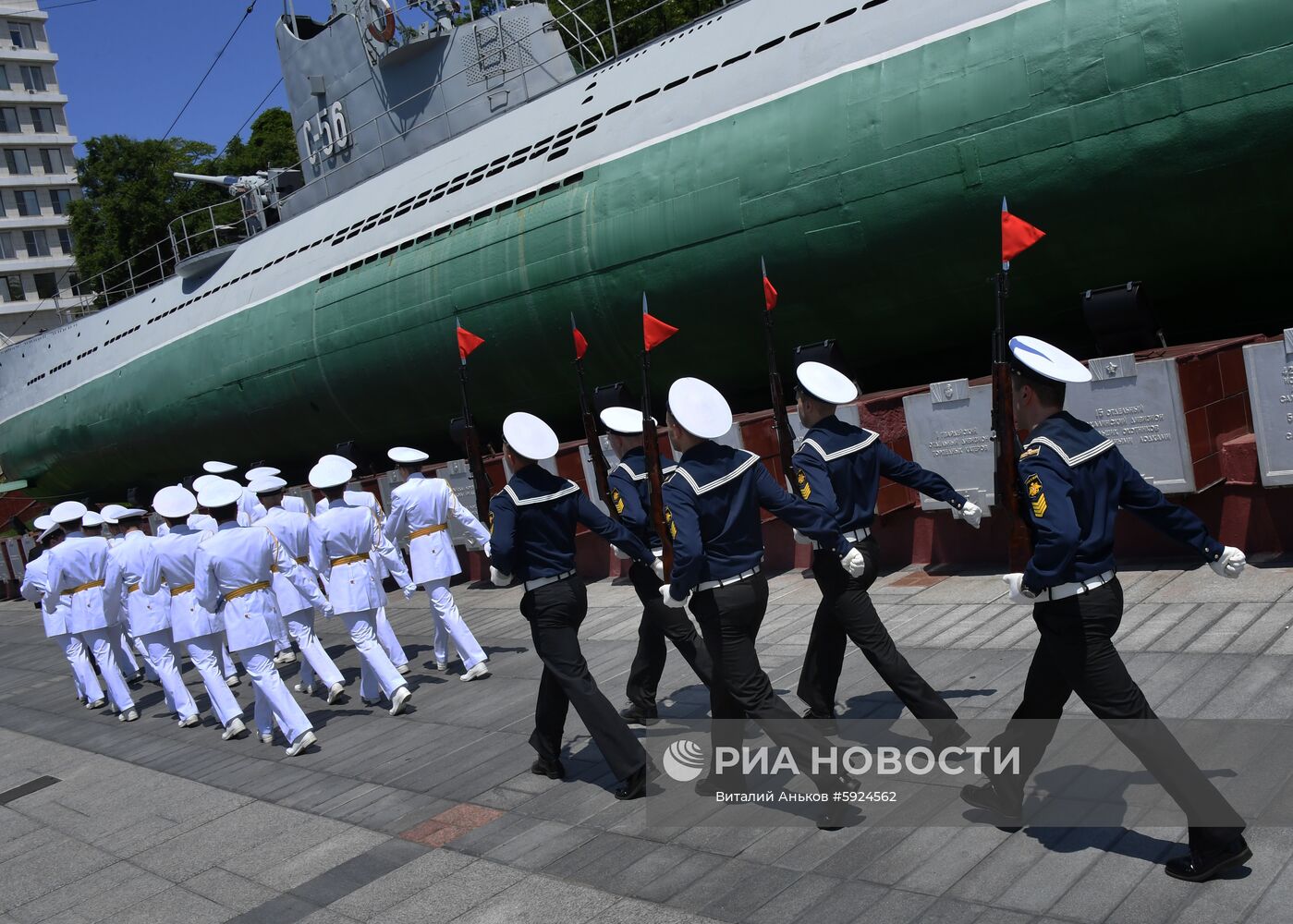 Празднование школьных выпускных в городах России