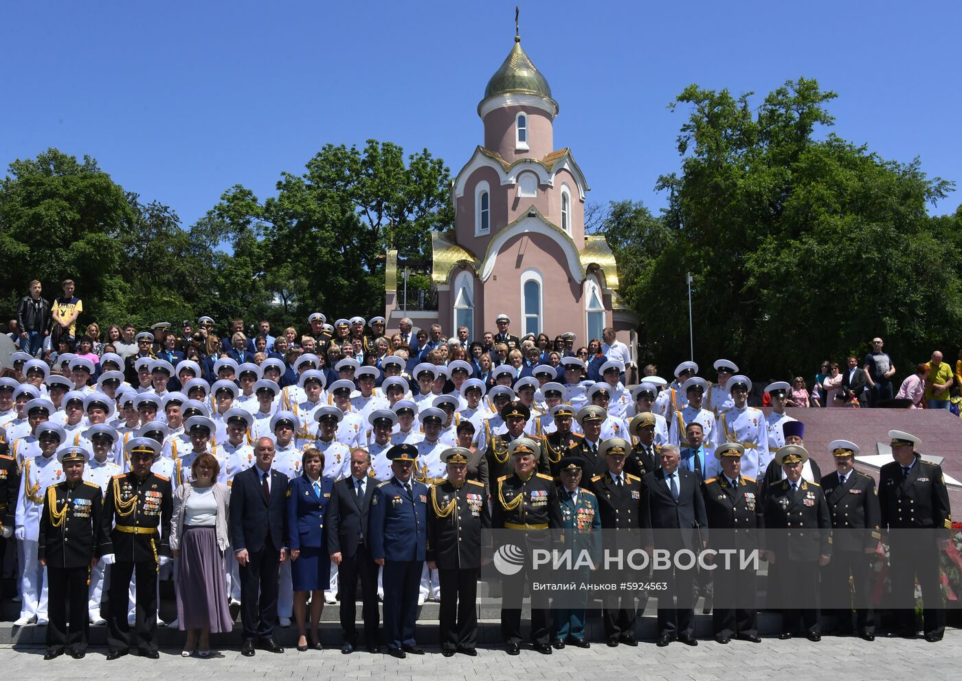 Празднование школьных выпускных в городах России
