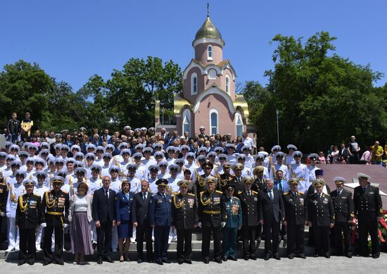 Празднование школьных выпускных в городах России