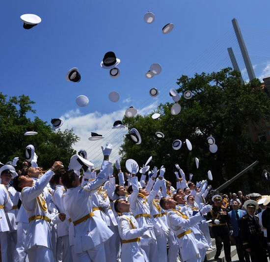 Празднование школьных выпускных в городах России