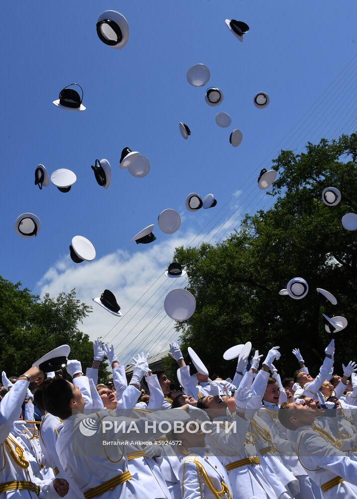 Празднование школьных выпускных в городах России