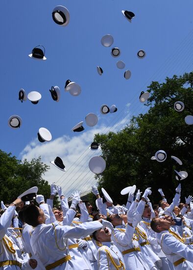Празднование школьных выпускных в городах России