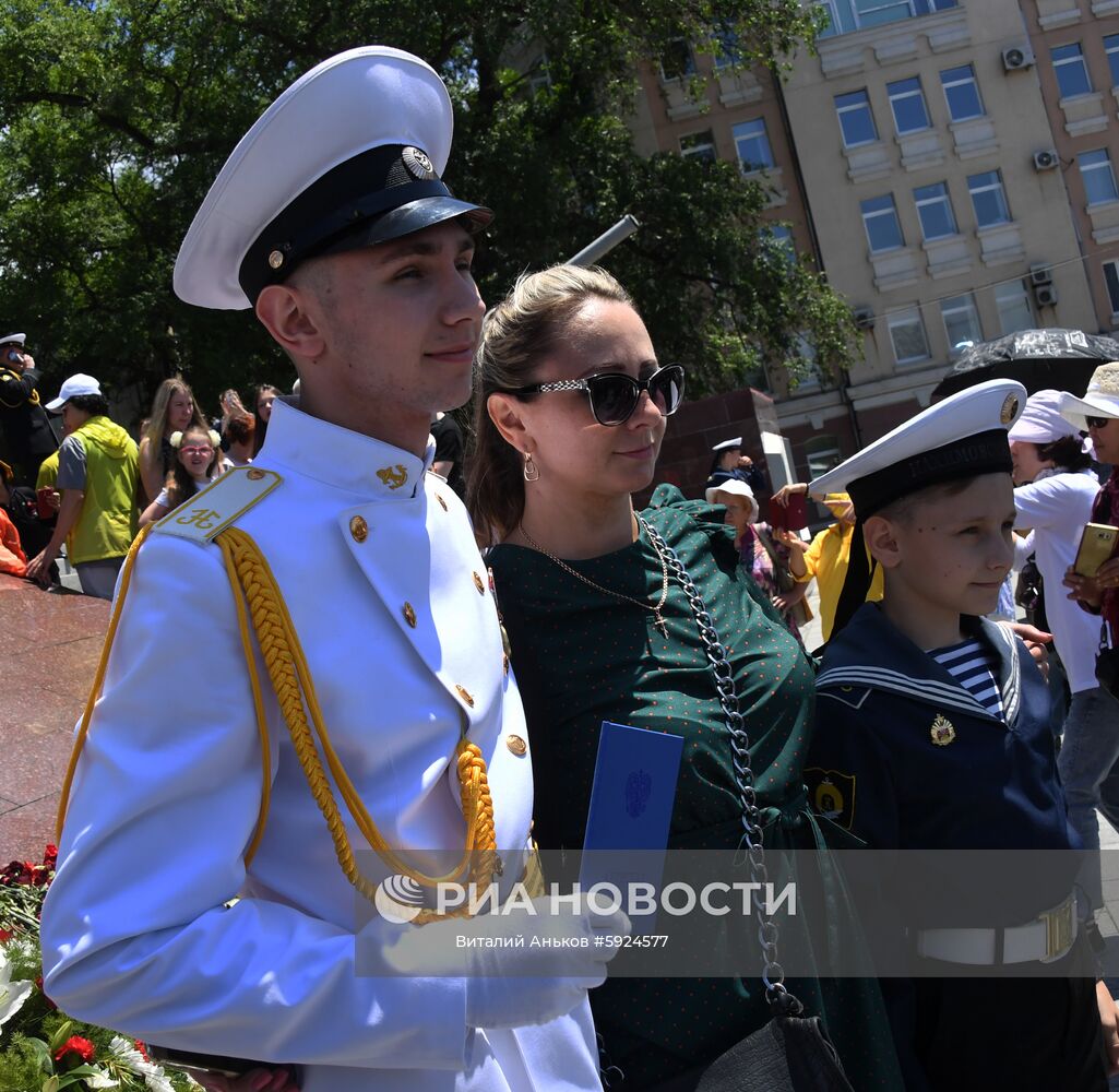 Выпускник Нахимовского военно-морского училища во Владивостоке с родственниками после торжественной церемонии первого выпуска. Место: Россия, Приморский край, Владивосток. Автор: Виталий Аньков/РИА Новости. Празднование школьных выпускных в городах России