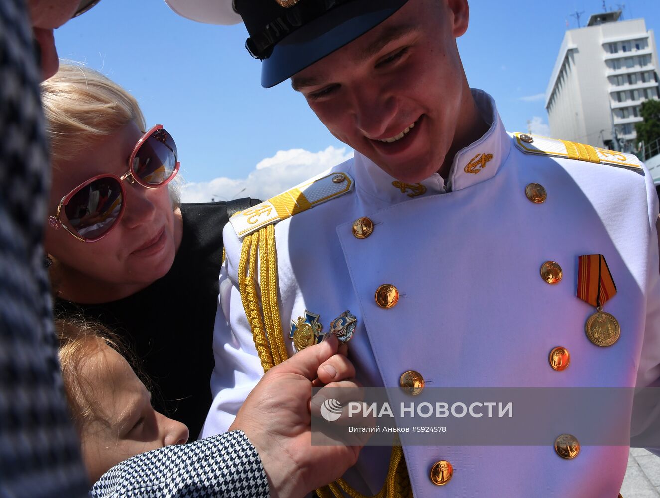 Празднование школьных выпускных в городах России