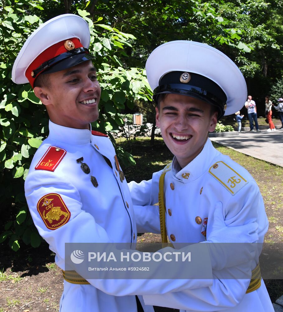 Празднование школьных выпускных в городах России