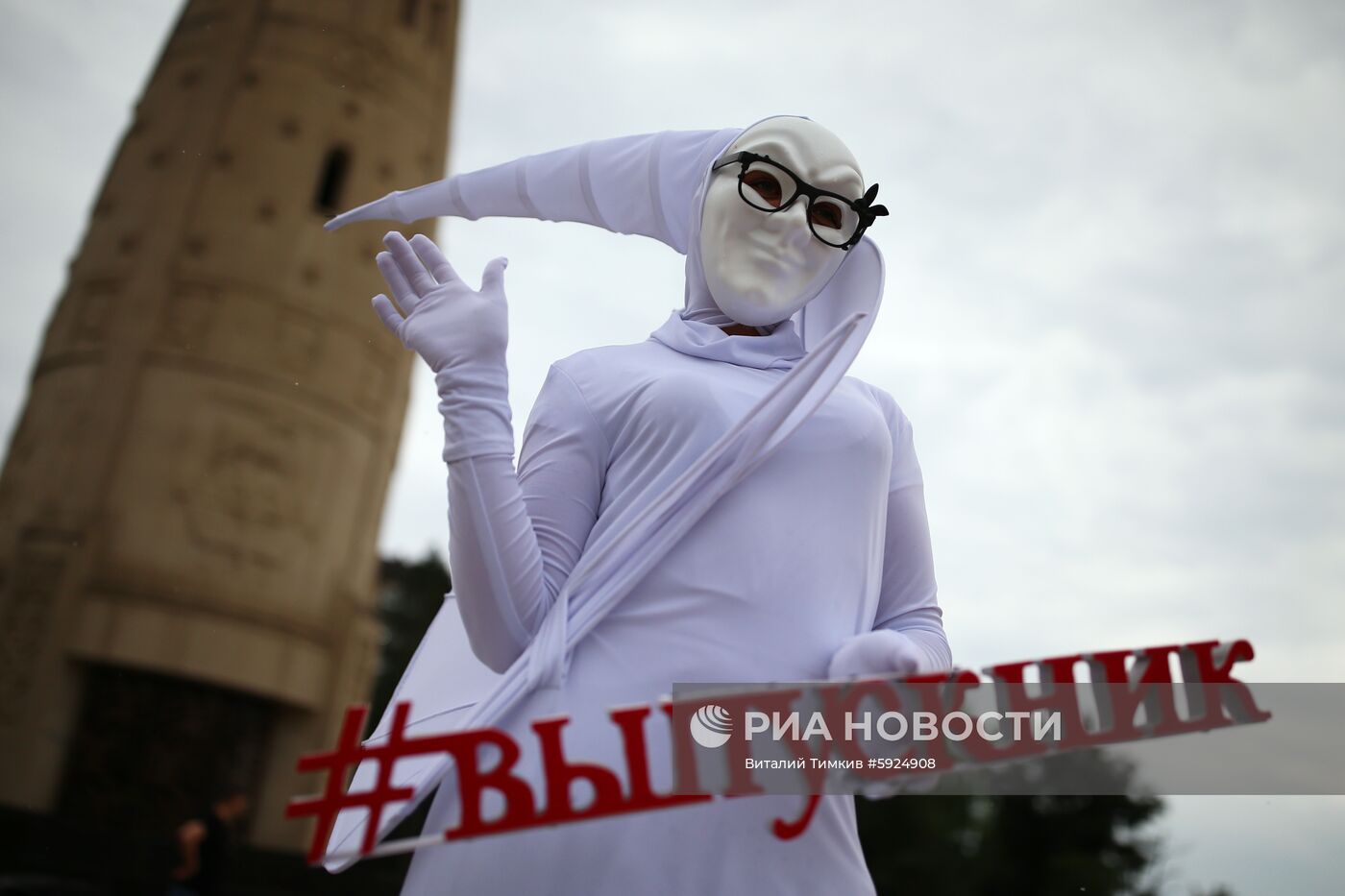 Празднование школьных выпускных в городах России