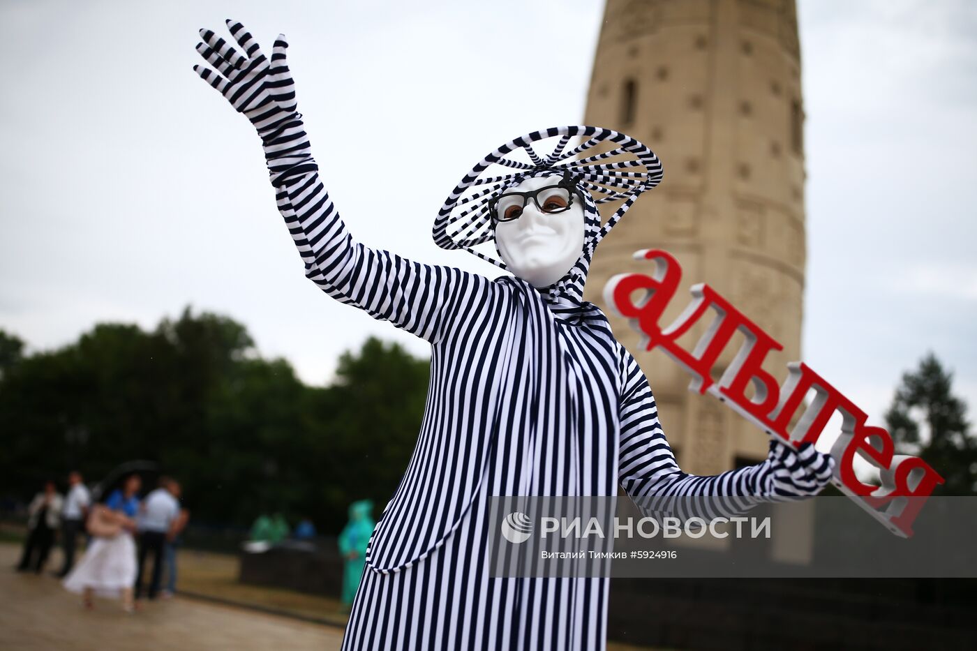Празднование школьных выпускных в городах России