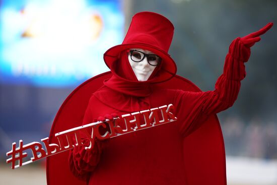 Празднование школьных выпускных в городах России