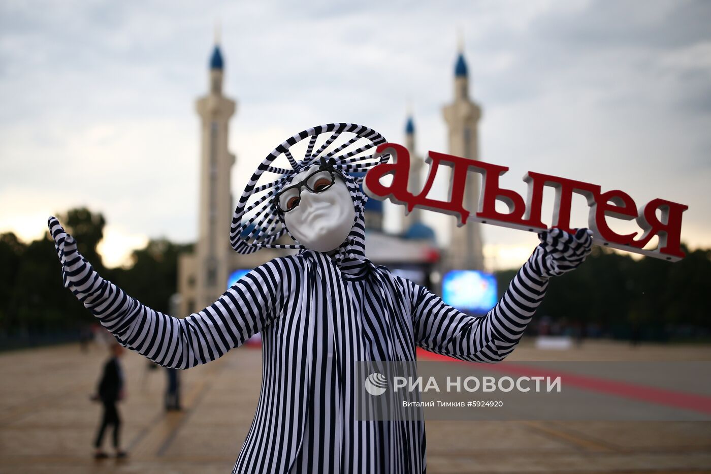 Участник костюмированного перформанса на общереспубликанском выпускном балу в Майкопе. Место: Россия, Республика Адыгея, Майкоп. Автор: Виталий Тимкив/РИА Новости. Празднование школьных выпускных в городах России