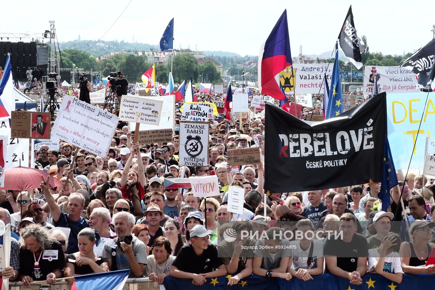 Акция в Праге против премьер-министра А. Бабиша