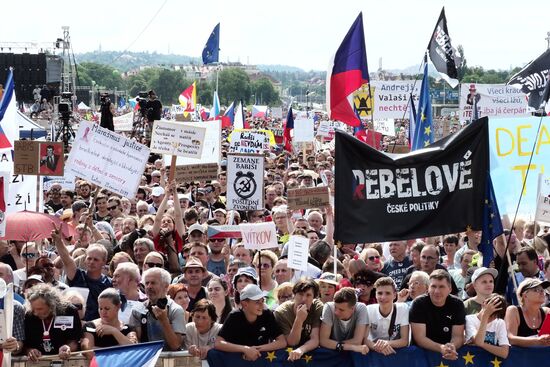 Акция в Праге против премьер-министра А. Бабиша