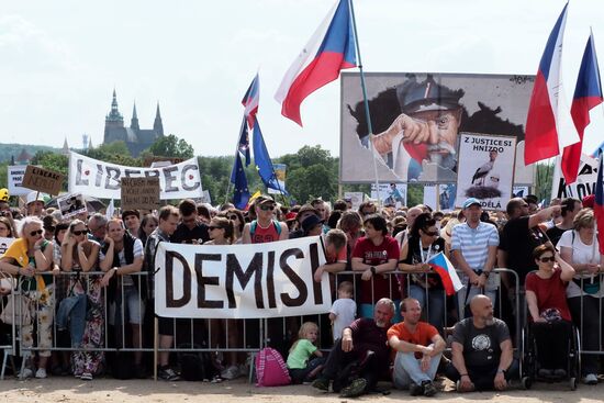 Акция в Праге против премьер-министра А. Бабиша