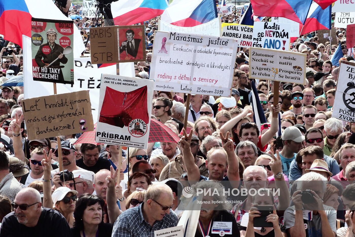 Акция в Праге против премьер-министра А. Бабиша