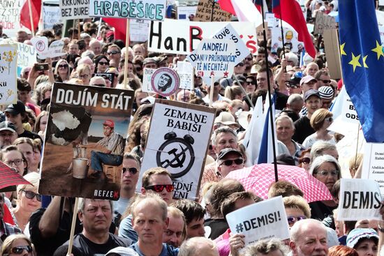 Акция в Праге против премьер-министра А. Бабиша