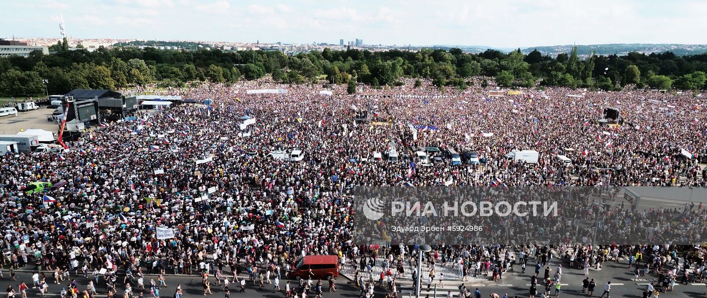 Акция в Праге против премьер-министра А. Бабиша