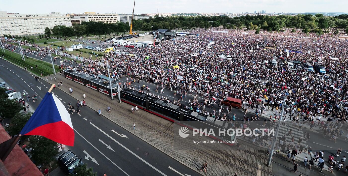 Акция в Праге против премьер-министра А. Бабиша