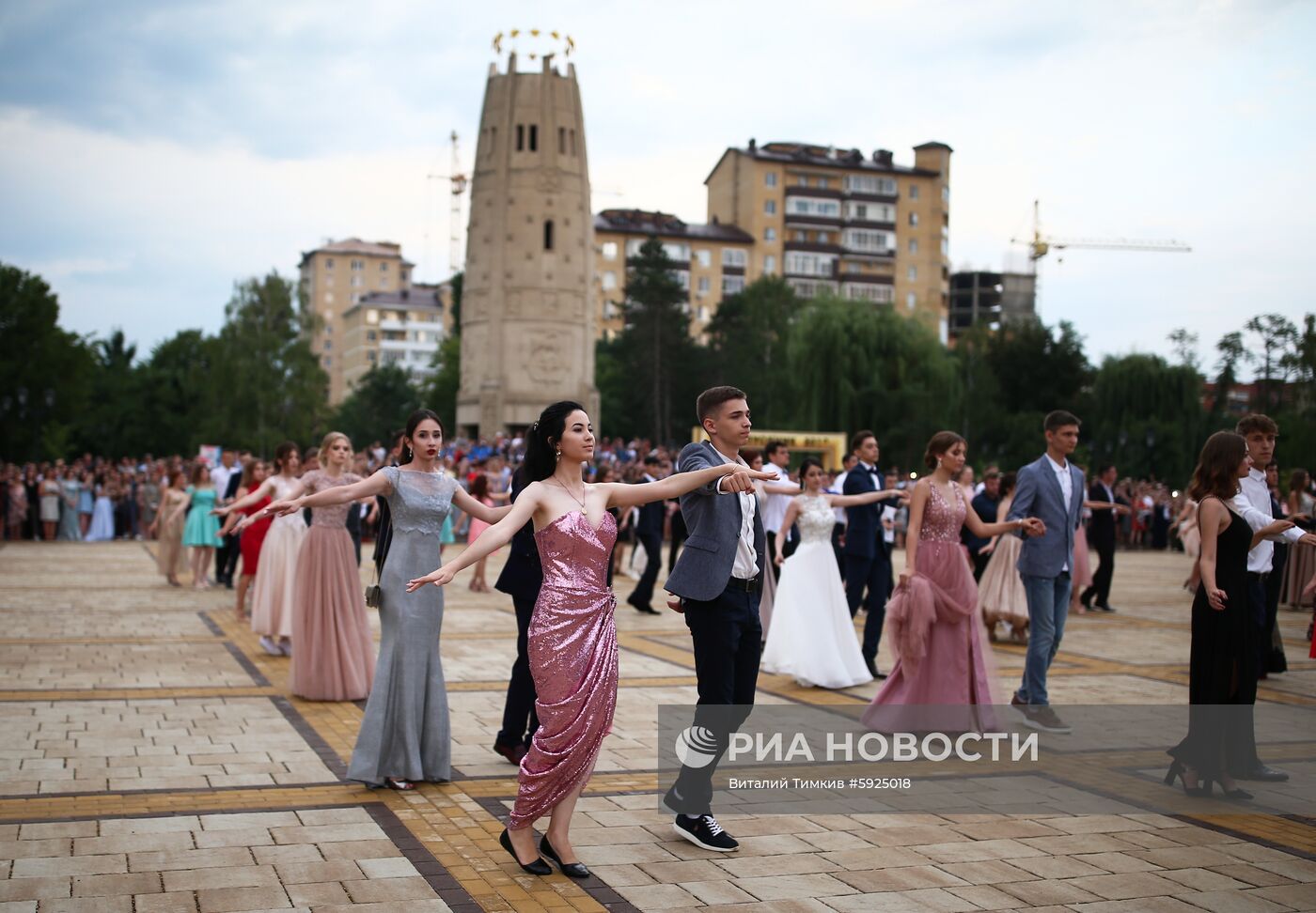 Празднование школьных выпускных в городах России