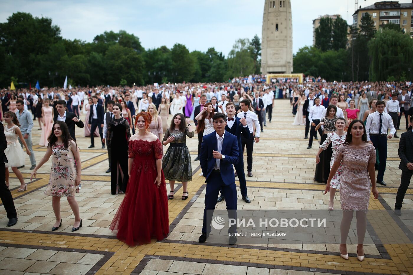 Празднование школьных выпускных в городах России