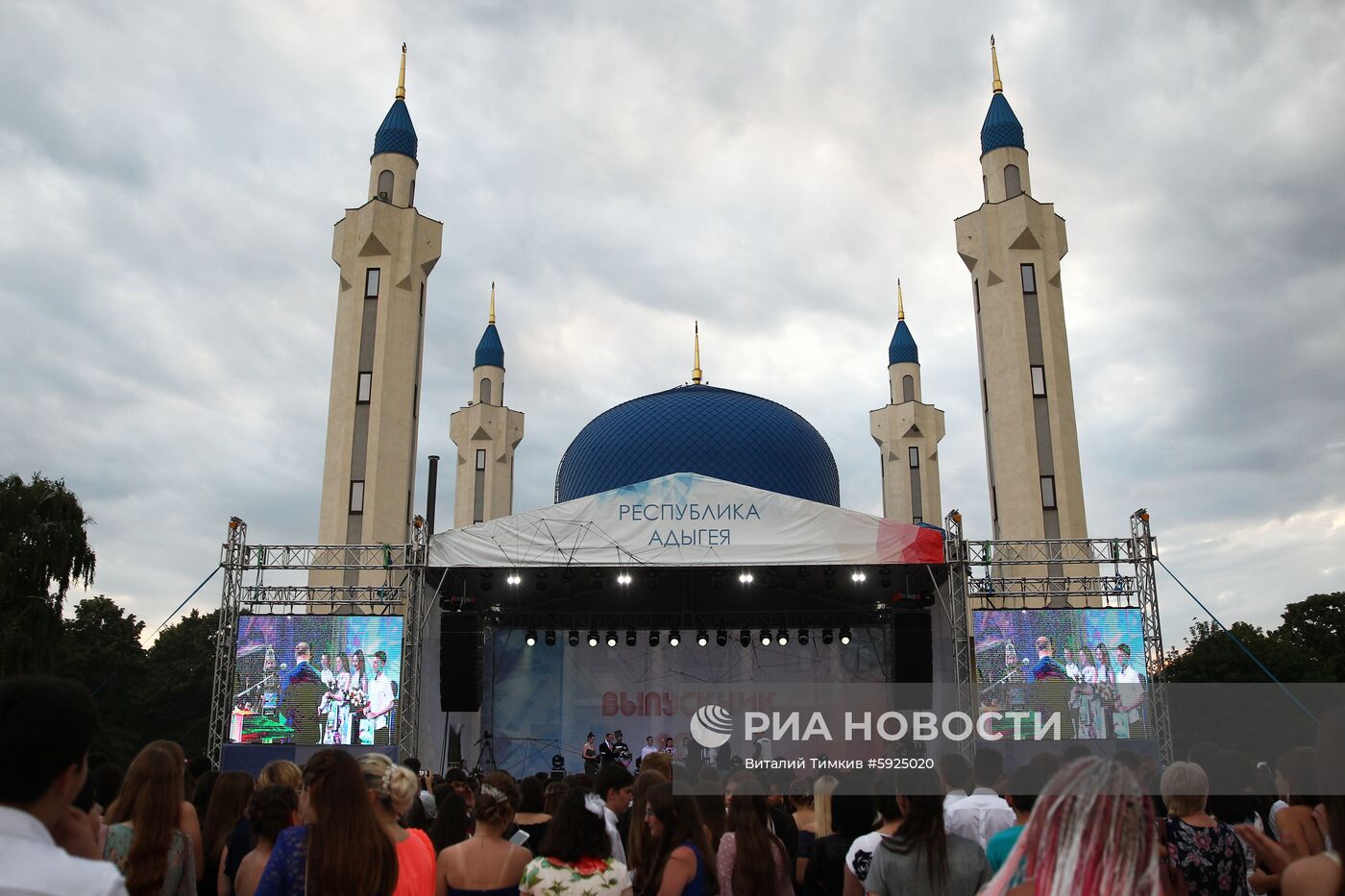 Празднование школьных выпускных в городах России