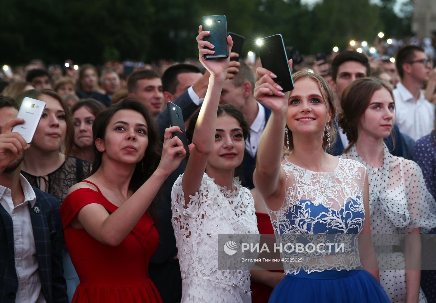 Празднование школьных выпускных в городах России