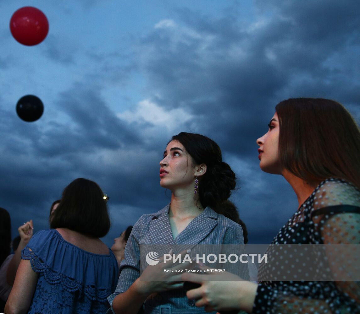 Празднование школьных выпускных в городах России