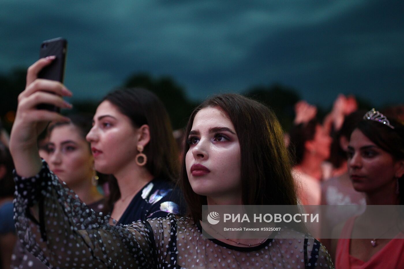Празднование школьных выпускных в городах России