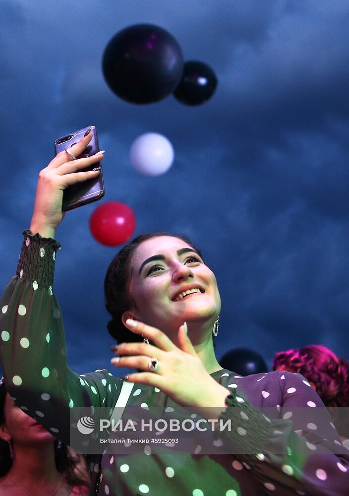 Празднование школьных выпускных в городах России