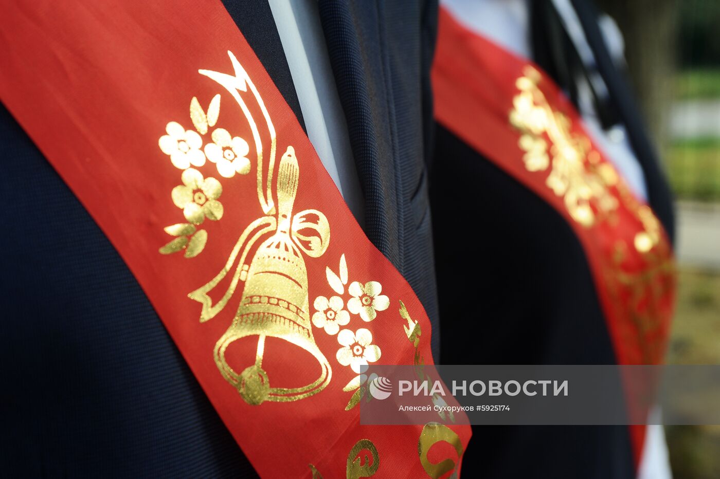 Празднование школьных выпускных в городах России