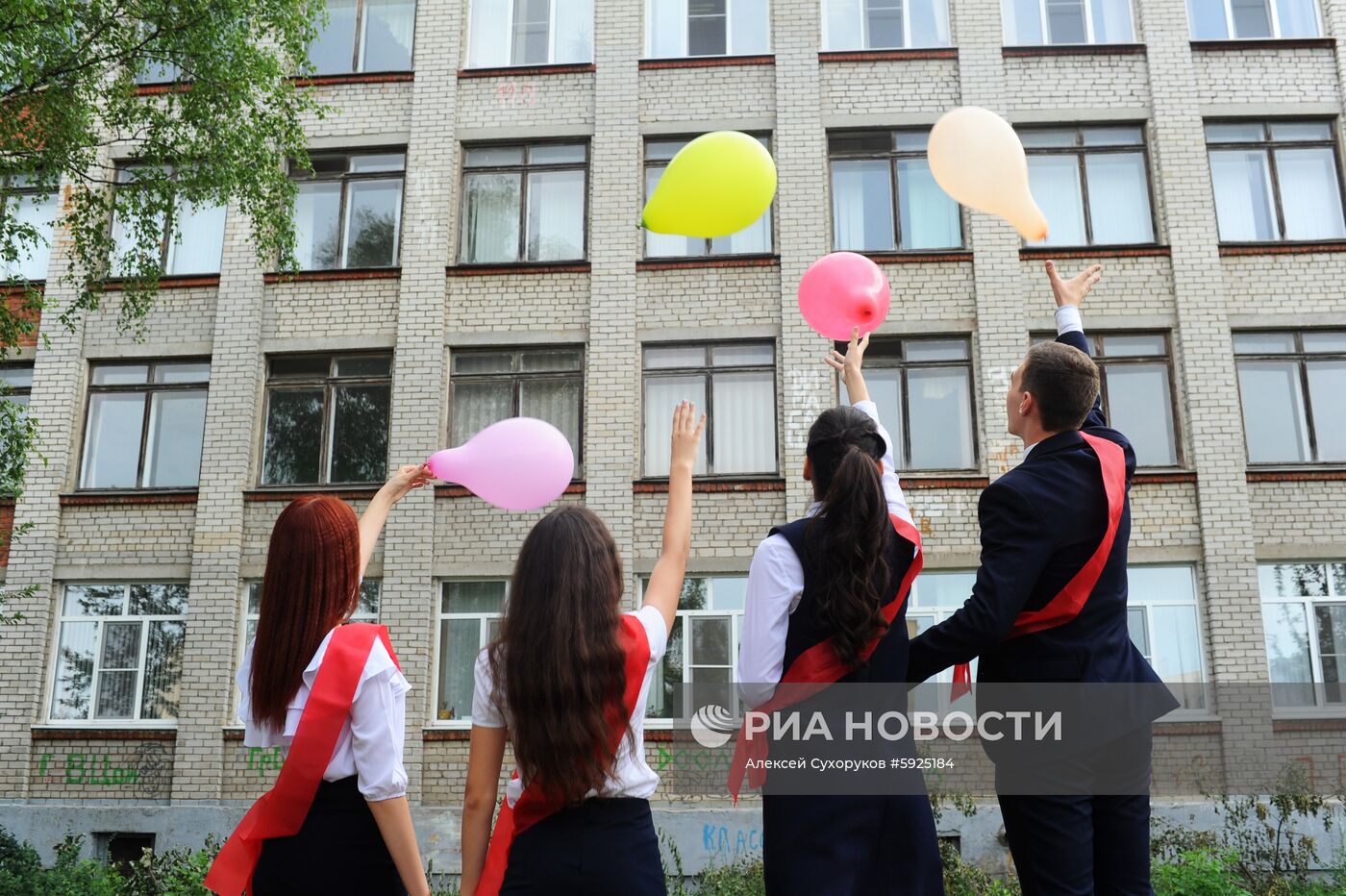 Празднование школьных выпускных в городах России