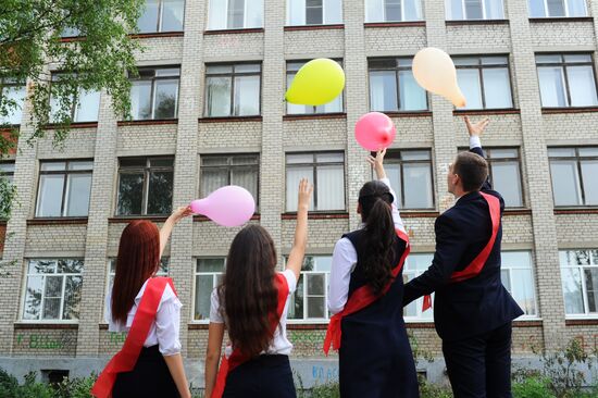 Празднование школьных выпускных в городах России