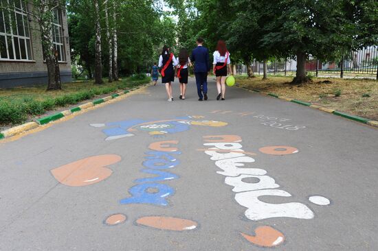 Празднование школьных выпускных в городах России